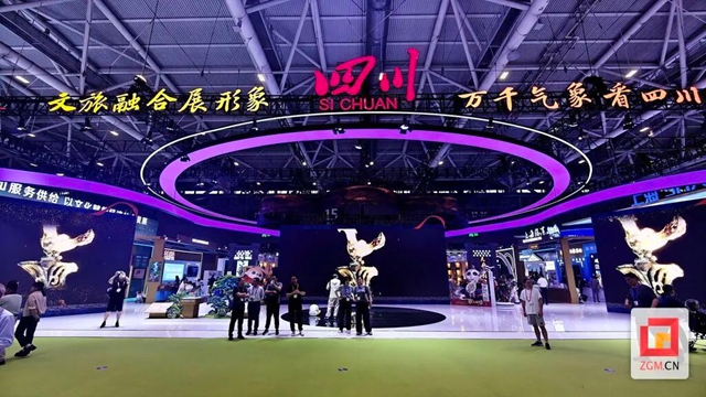 “自贡造”初代非遗机器人亮相(图1) 1.jpg