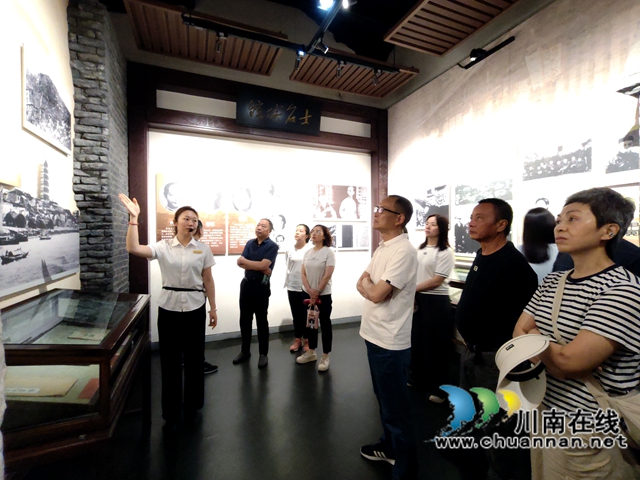 参观2.jpg