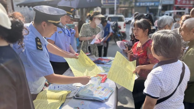 知路·爱路·护路┃泸州市开展“5·26”爱路护路主题宣传活动(图4) 04_副本.jpg