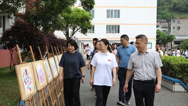 刘著到合江县九支镇中心校调研青少年足球工作