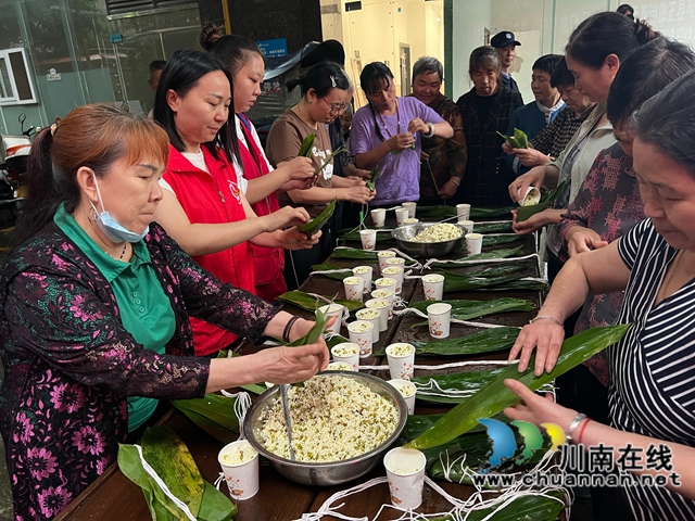 包粽子2（刘孝春摄）.jpg