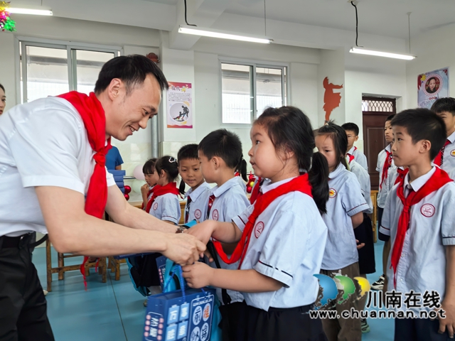 邮储银行泸县支行行长陈强为孩子们送上节日礼物.jpg
