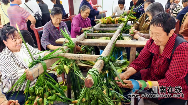 图1：村民集体包粽子现场.jpg