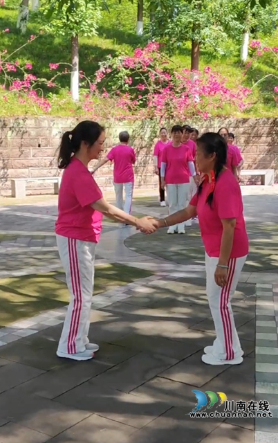 泸县玉蟾街道祥和社区:返老还童庆“六一”(图2) 开展活动1.jpg