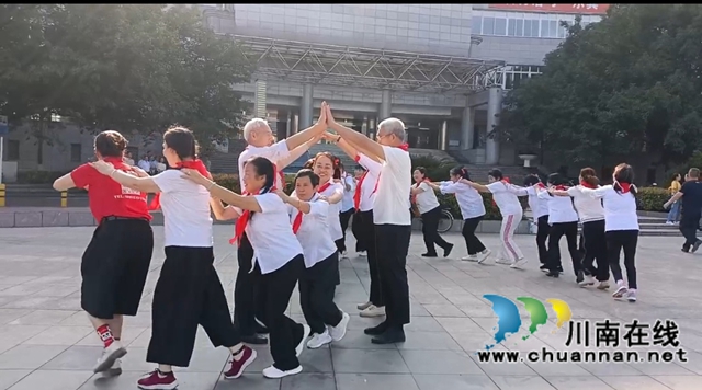 泸县玉蟾街道祥和社区:返老还童庆“六一”(图1) 开展活动.jpg