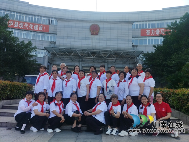 泸县玉蟾街道祥和社区:返老还童庆“六一”(图4) 合影.jpg