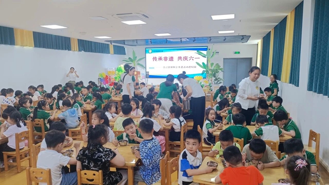 传承非遗 共庆六一 合江县新联会开展非遗进校园活动(图5) 5.jpg