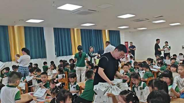 传承非遗 共庆六一 合江县新联会开展非遗进校园活动(图3) 3.jpg