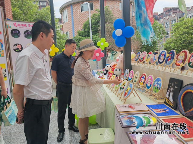 参观孩子们手工制作 （曾佐然摄）.jpg