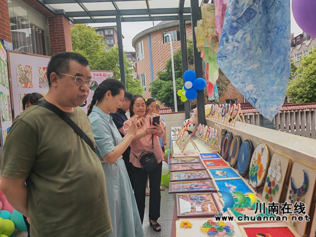 社会人士和家长参观学生手工作品（曾佐然摄）.jpg