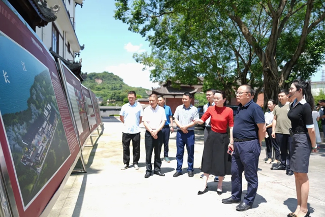 泸州市人民政府副市长任晓波莅临佳乐酒业调研