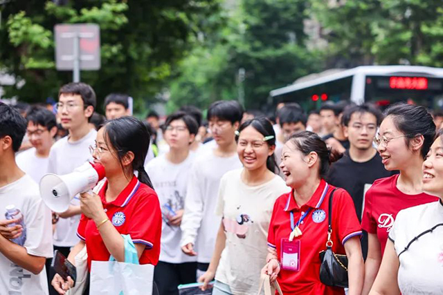 开考了!直击泸州2025高考首日现场(图19) 19.jpg