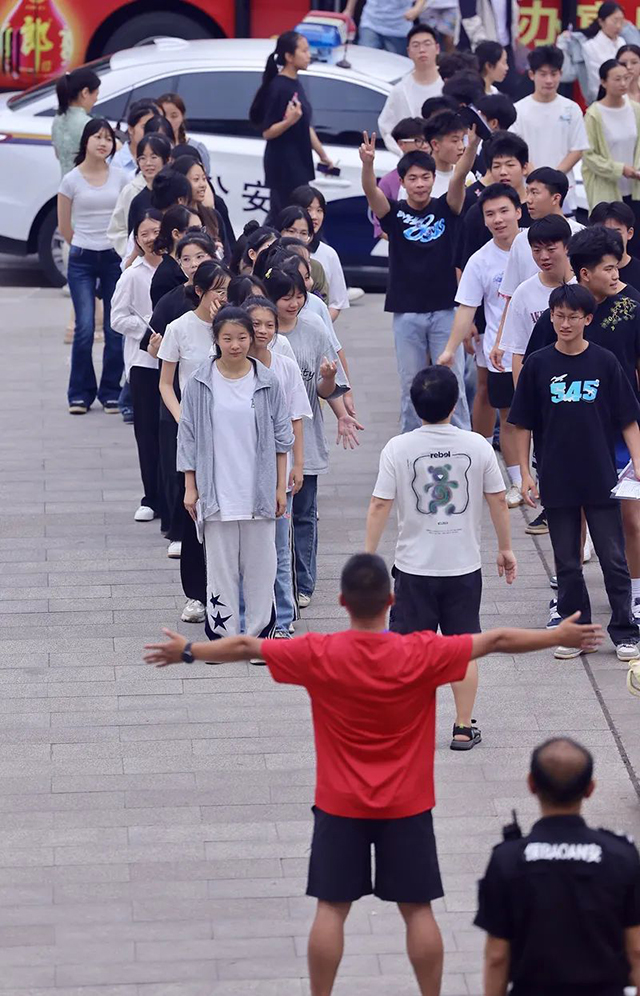 开考了!直击泸州2025高考首日现场(图17) 17.jpg