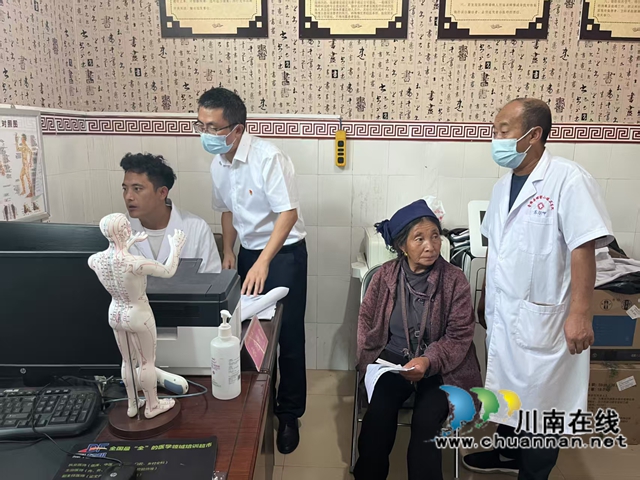 援彝医保先锋陈炼:用实干点亮大凉山健康希望(图4) 陈炼(左二)正在普格县当地医院内指导青年医生操作医保系统.jpg