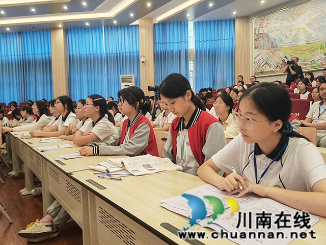 泸县二中文学少年聆听文学创作分享（曾佐然摄）.jpg