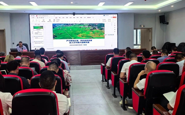 泸州市自然资源和规划局联合三部门深入基层开展全国“土地日”主题宣传活动