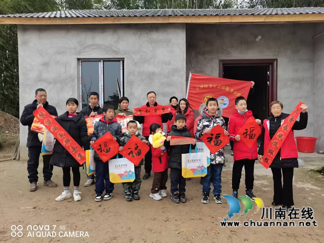 心系下一代 情暖千万家|泸县:刘春莲用心用情托起明天的太阳(图2) 刘春莲(右一)参加送春联活动(阴通群摄).jpg