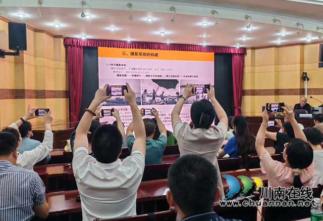 泸县邀请专家培训本土摄影人才(图3) 会员们纷纷拍摄留影(黄蓉摄).jpg