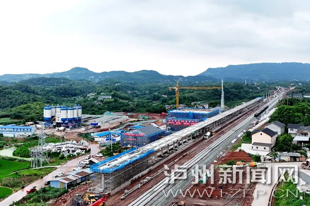 火车站+1丨泸州西站房建工程全面封顶