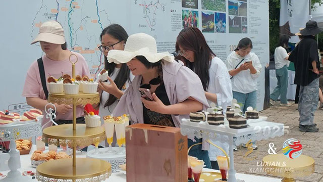 泸县“雨坛彩龙”打卡云南丽江,还 “圈”了不少粉儿!(图5) 5.jpg