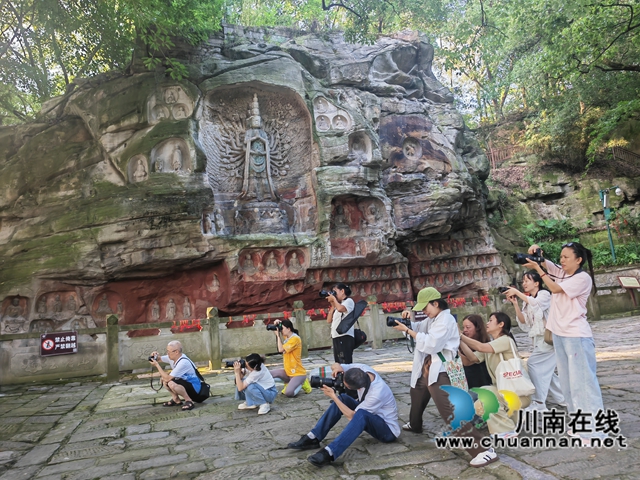 会员在千手观音摩崖石刻前拍摄（曾佐然摄）.jpg