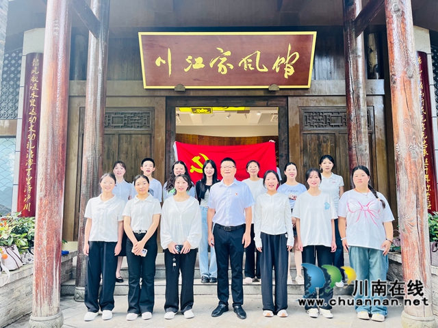 在川江家风馆合影（龙洪艳摄）.jpg