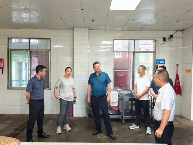 泸县副县长马晋宇到天兴镇督导敬老院消防安全(图2) 马2.jpg