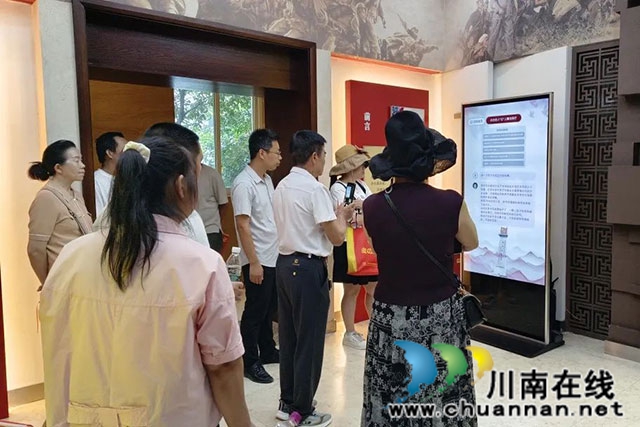 古蔺县：游客通过AI终端互动设备，听取红色廉洁故事.jpg