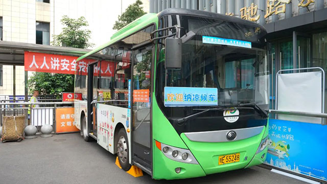 清凉港湾 幸福同行┃空调车变“候车室”,泸州公交创新推出“清凉驿站”!(图3) 3.jpg