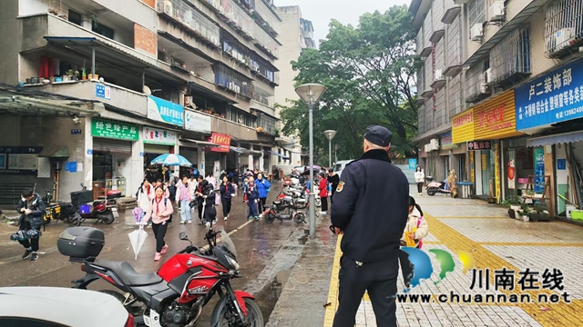 龙马潭区综合行政执法局开展春季护学行动(图2) 鱼2.jpg