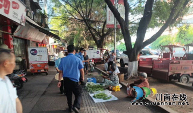 龙马潭区综合行政执法局开展新区便民交易点占道经营整治(图1) 治1.jpg