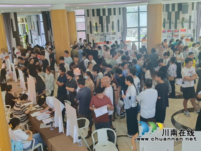 泸县招聘会现场（赵铭巧摄）.jpg
