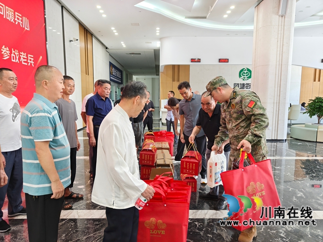 龙马潭区鱼塘街道携手鱼塘街道乡贤联谊会开展“八一”慰问活动(图2) 微信图片_2025-07-25_162814_399.jpg