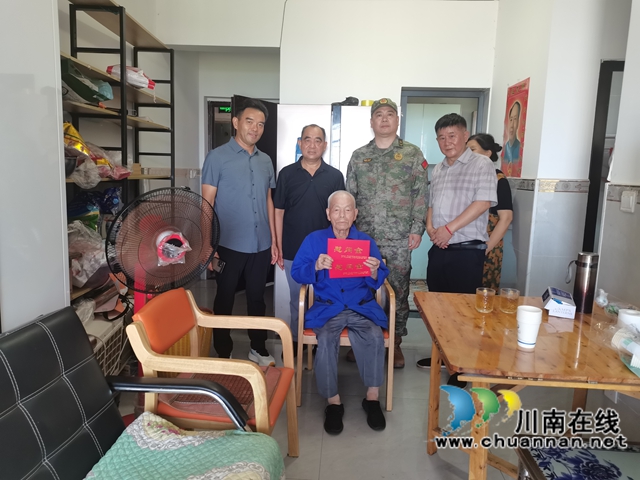 龙马潭区鱼塘街道携手鱼塘街道乡贤联谊会开展“八一”慰问活动(图4) 微信图片_2025-07-25_162941_623.jpg