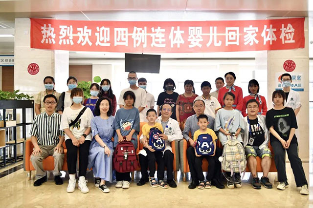 用爱心浇灌的两对连体“姐妹花”，长大后选择“医”路追随~