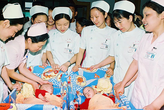 用爱心浇灌的两对连体“姐妹花”,长大后选择“医”路追随~(图6) 6.jpg