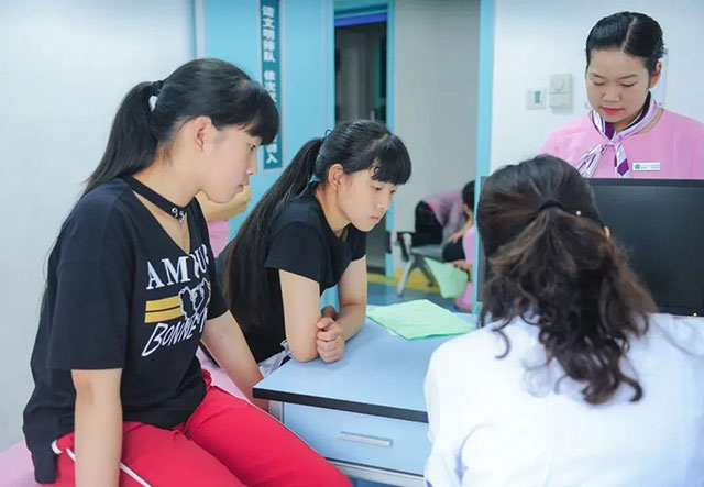 用爱心浇灌的两对连体“姐妹花”,长大后选择“医”路追随~(图9) 9.jpg