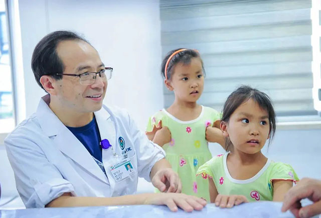 用爱心浇灌的两对连体“姐妹花”,长大后选择“医”路追随~(图18) 18.jpg