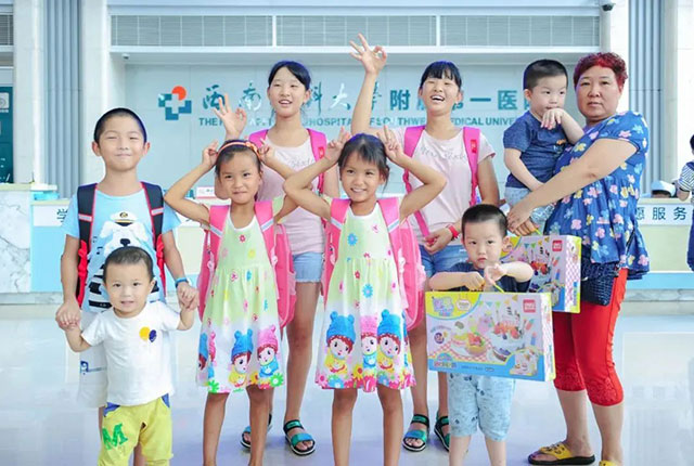 用爱心浇灌的两对连体“姐妹花”,长大后选择“医”路追随~(图22) 22.jpg