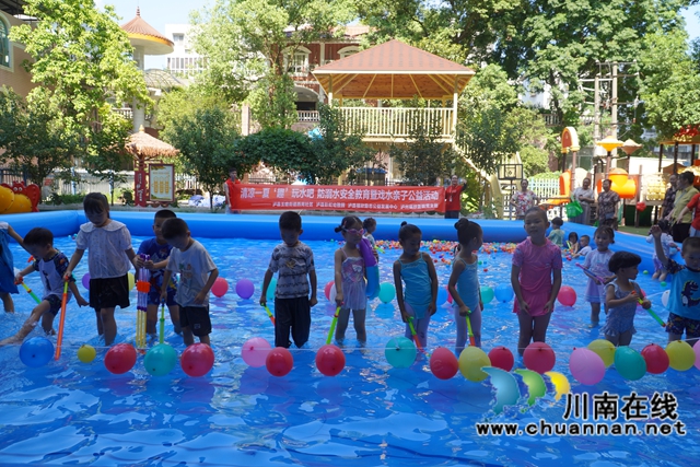 清凉一夏 趣玩水吧|泸县开展防溺水安全教育暨戏水亲子公益活动(图5) 水枪大战(刘孝春摄).jpg