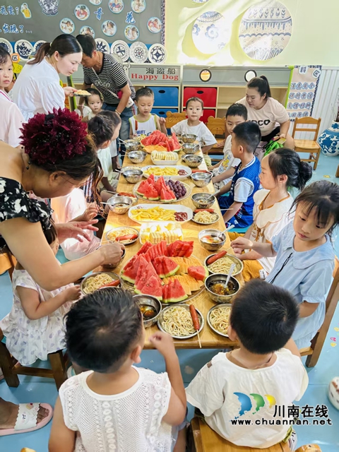 清凉一夏 趣玩水吧|泸县开展防溺水安全教育暨戏水亲子公益活动(图8) 品尝美食(刘孝春摄).jpg