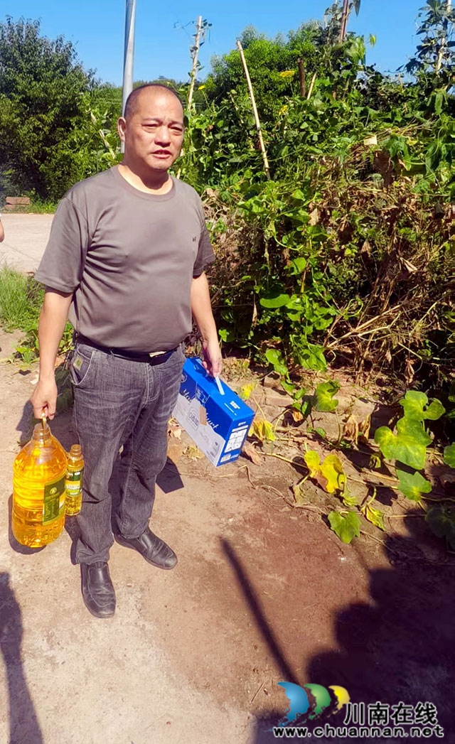 纳溪区新乐镇龙蟠村:心系老兵 “八一”上门慰问送温暖(图2) 4b57ebf63d21a418a3c423f88d8de8d.jpg