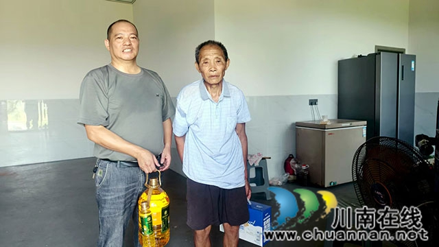 纳溪区新乐镇龙蟠村:心系老兵 “八一”上门慰问送温暖(图3) b984eb21de5fcdebdae1051a51a135e.jpg