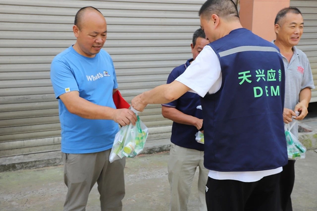 泸县天兴镇开展“工会送清凉”活动(图1) 天兴1.jpg