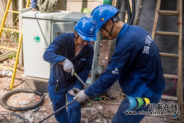 泸县龙城共产党员服务队守护万家灯火(图1) 电力工人冒着酷暑抢修(周凤丹摄).jpg