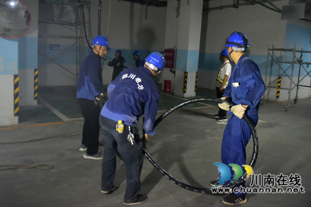 泸县龙城共产党员服务队守护万家灯火(图2) 电力工人冒着酷暑抢修1(周凤丹摄).jpg