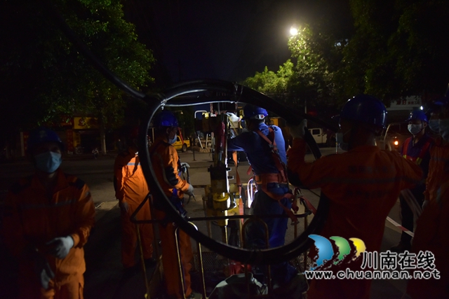 泸县龙城共产党员服务队守护万家灯火(图5) 电力工人夜晚抢修1(周凤丹摄).jpg