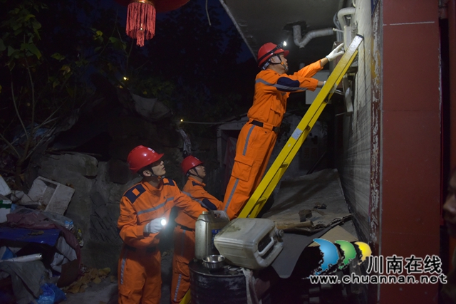 泸县龙城共产党员服务队守护万家灯火(图4) 电力工人夜晚抢修(周凤丹摄).jpg