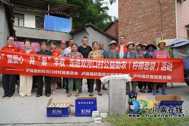 柠聚爱心，共套丰收 （刘孝春摄）.jpg