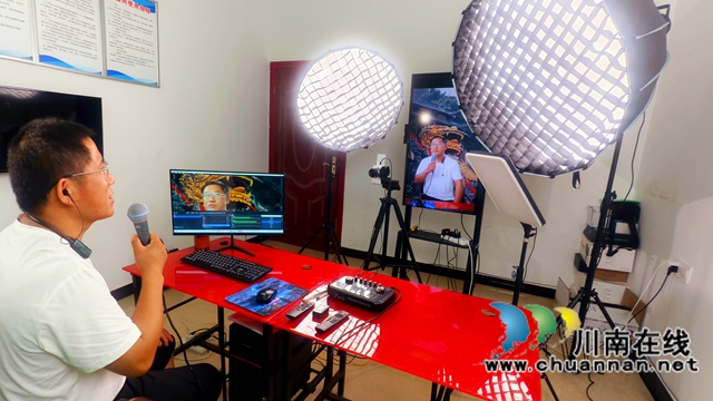 图1：钟传杰在太和村直播间.jpg